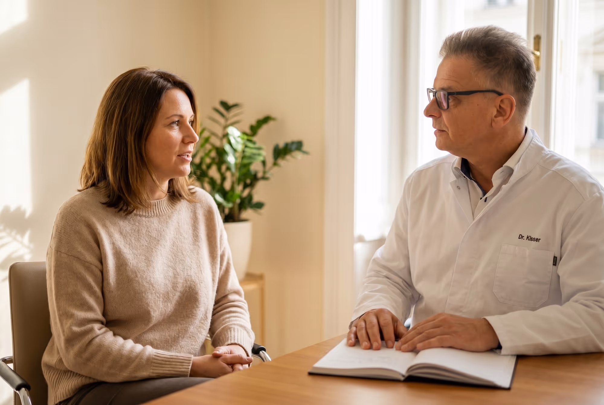 Patientin im Gespräch mit Dr. Kisser in der Ordination